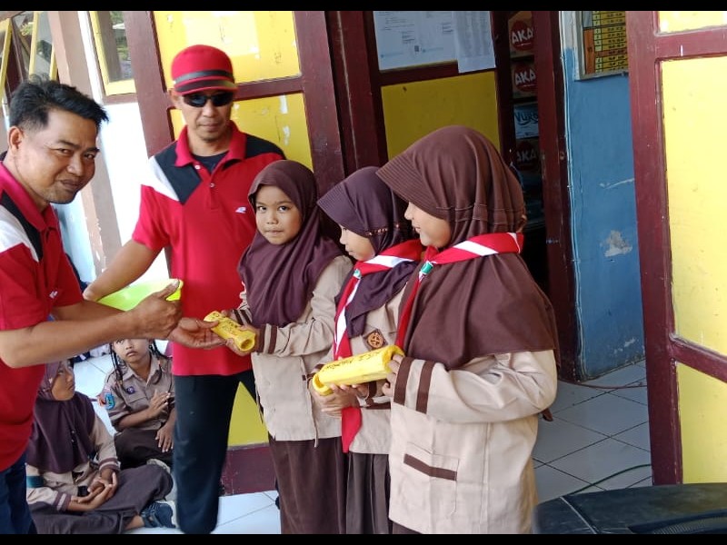 PEMBERIAN HADIAH LOMBA KELERENG DAN MEWARNAI KELAS 2