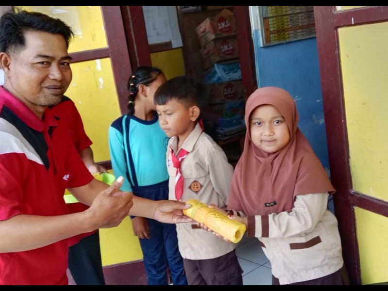 PEMBERIAN HADIAH LOMBA KELERENG DAN MEWARNAI KELAS 4