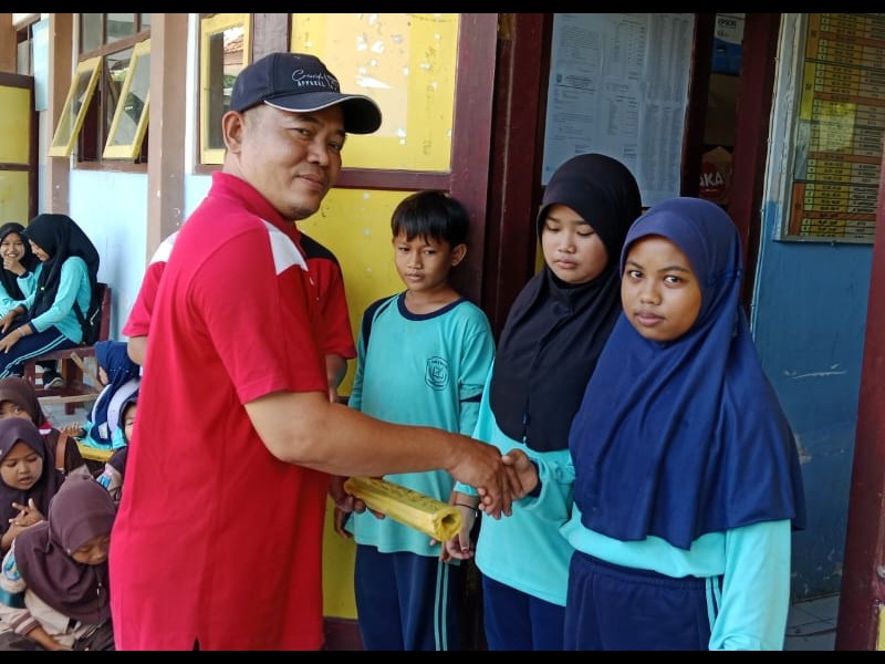 PEMBERIAN HADIAH LOMBA KELERENG DAN MEWARNAI KELAS 5