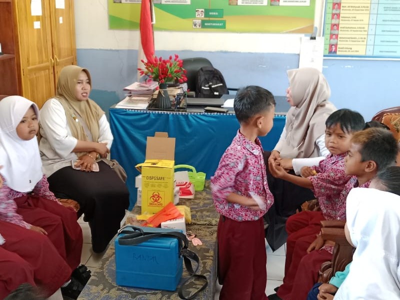 Pemberia Imunisasi DT untuk siswa kelas 1, TD untuk siswa kelas 2 dan 5